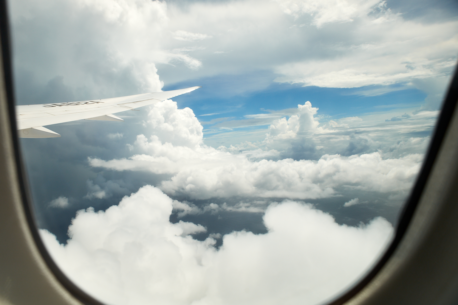 飛行機の窓が傷だらけになる理由と、それでも写真をクリアに撮影する